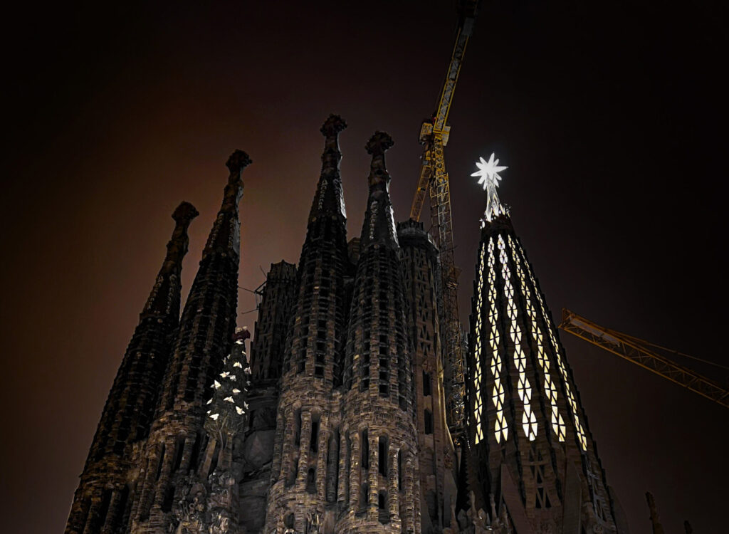 Die Lichtplaner von Licht Kunst Licht entwickelten ein subtiles und dezentes Beleuchtungskonzept im behutsamen Umgang mit Antonio Gaudís Architektur. Fotos: Daniele Speranza/LKL Design Hub Barcelona S