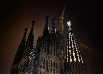 Die Lichtplaner von Licht Kunst Licht entwickelten ein subtiles und dezentes Beleuchtungskonzept im behutsamen Umgang mit Antonio Gaudís Architektur. Fotos: Daniele Speranza/LKL Design Hub Barcelona S