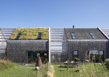 Dieses für eine Freundesgruppe entstandene Ferienhaus in der Bucht von Quiberon ist von Sonnen- und Tageslicht durchflutet. Dabei stehen auch ökologische Aspekte im Fokus.