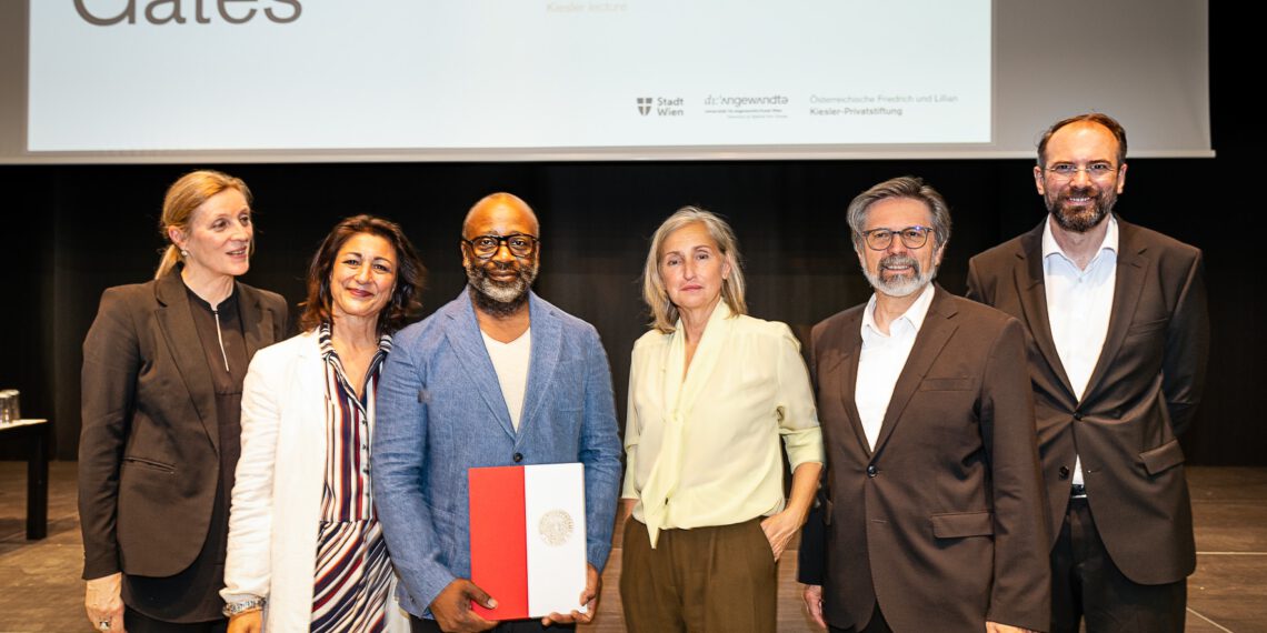 Feierliche Übergabe: (v.l.) Bettina Götz, Veronica Kaup-Hasler, Theaster Gates, Elke Delugan-Meissl, Gerald Bast, Gerd Zillner. Foto: Jorit Aust