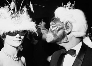 André Ostier, Vicomtesse de Ribes und Pierre Celeyron, Winter Ball, Hotel Coulanges, Paris, 30. Dezember 1958 © A. & A. Ostier