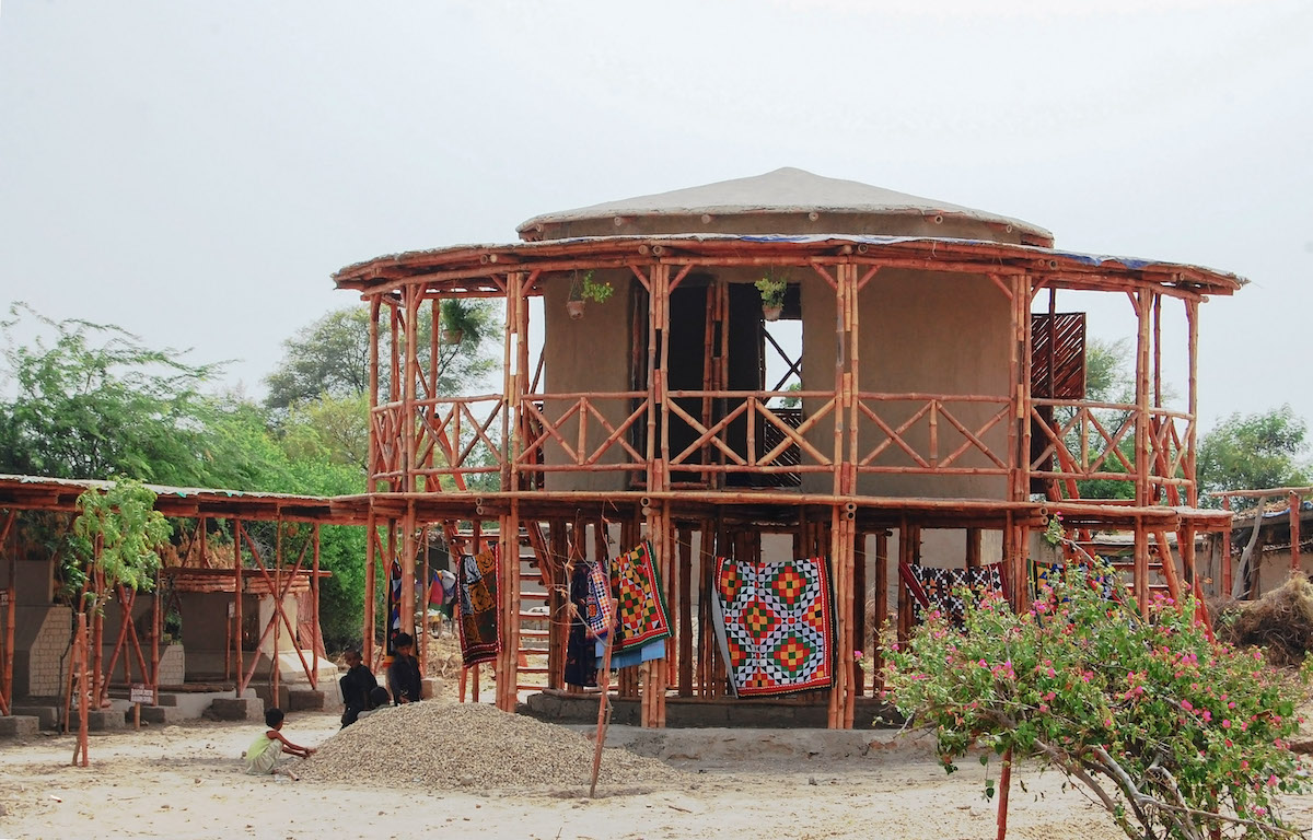 Das Green Women’s Centre aus vorgefertigten Bambusmodulen auf Stelzen dient als Treffpunkt für Frauen und als Schutz bei starken Überflutungen. © Foto: Archiv Yasmeen Lari