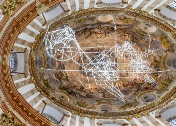 "Forms through folds (ascending)" eine raumgreifende Skulptur von Cerith Wyn Evans, Karlskirche Wien Foto: Leonhard Hilzensauer