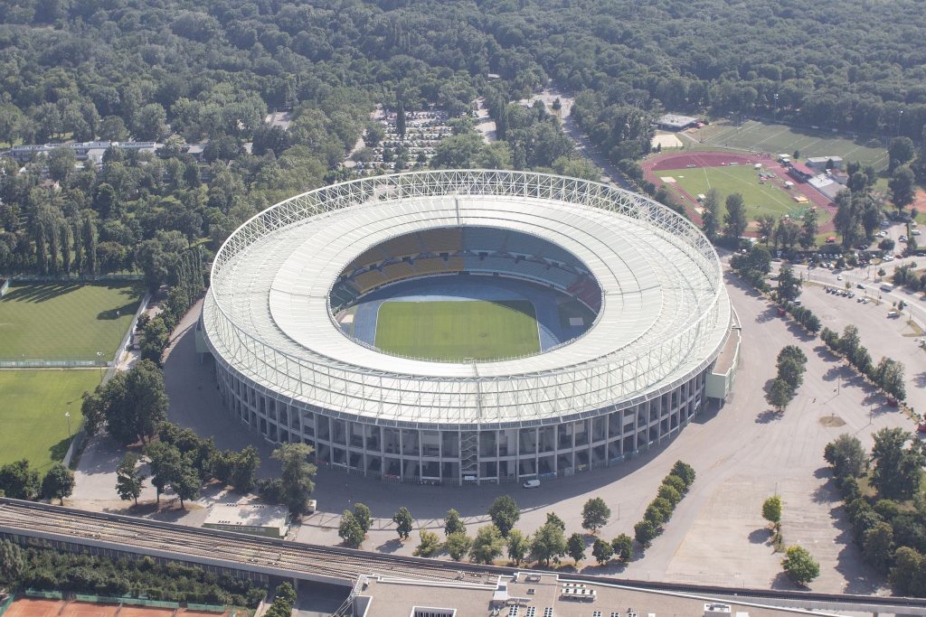 Stein des Anstoßes: Ernst-Happel-Stadion in Wien, Luftaufnahme, Westansicht aufgenommen 2020. Baubeginn des Praterstadions: 1929, eröffnet: 1931. Architekt: Otto Ernst Schweizer. 1992 Namensänderung in Ernst Happel Stadion. Foto: commons.wikimedia.org/Arne Müseler/www.arne-mueseler.com