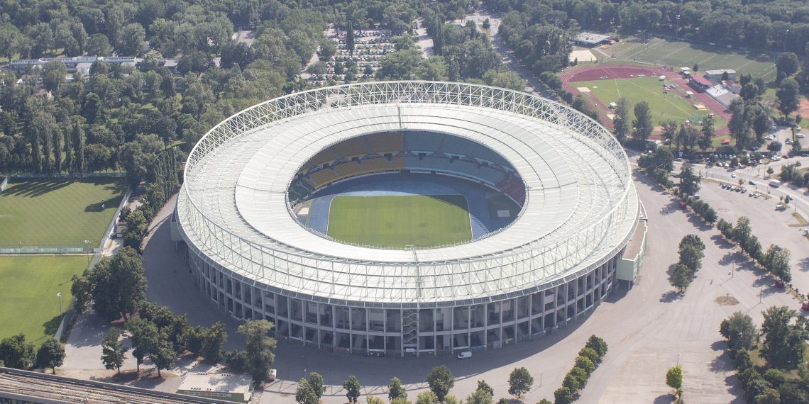 Stein des Anstoßes: Ernst-Happel-Stadion in Wien, Luftaufnahme, Westansicht aufgenommen 2020. Baubeginn des Praterstadions: 1929, eröffnet: 1931. Architekt: Otto Ernst Schweizer. 1992 Namensänderung in Ernst Happel Stadion. Foto: commons.wikimedia.org/Arne Müseler/www.arne-mueseler.com