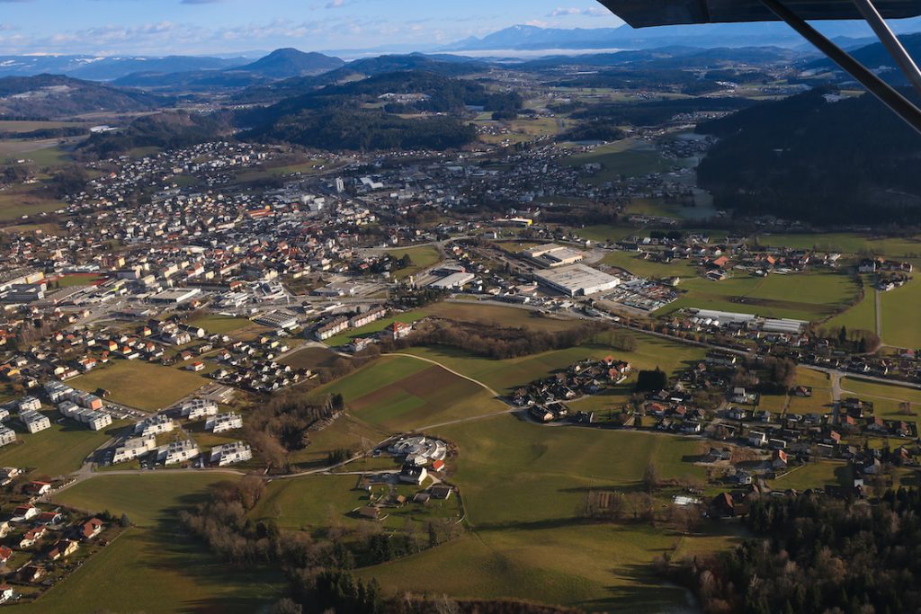 Zersiedelung und Versiegelung Österreichs schreiten voran. Luftaufnahme von Feldkirchen in Kärnten. Foto: © Wikipedia / joadl / Cc-by-sa-3.0-at