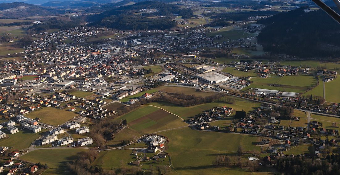 Zersiedelung und Versiegelung Österreichs schreiten voran. Luftaufnahme von Feldkirchen in Kärnten. Foto: © Wikipedia / joadl / Cc-by-sa-3.0-at