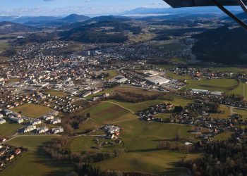 Zersiedelung und Versiegelung Österreichs schreiten voran. Luftaufnahme von Feldkirchen in Kärnten. Foto: © Wikipedia / joadl / Cc-by-sa-3.0-at