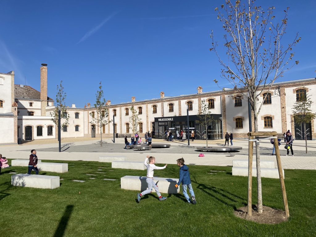 Renovieren statt versiegeln: Auf dem Gelände der ehemaligen Erbsenfabrik in Bruckneudorf entstehen durch Um- und Neubauten eine Volksschule, Reihenhäuser, Wohnungen, Büros und Geschäfte. Architektur: Pesendorfer | Machalek | Dolmanits Architekten. Foto: Johannes Pesendorfer