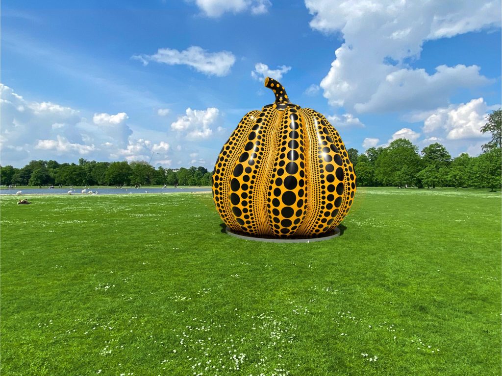 Das in den Kensington Gardens präsentierte Werk ist Kusamas bisher höchste Kürbisskulptur aus Bronze. Pumpkin (2024) wird prominent nahe des Round Pond aufgestellt. Digitales Rendering, 2024, © YAYOI KUSAMA, Courtesy Ota Fine Arts, Victoria Miro, und David Zwirner