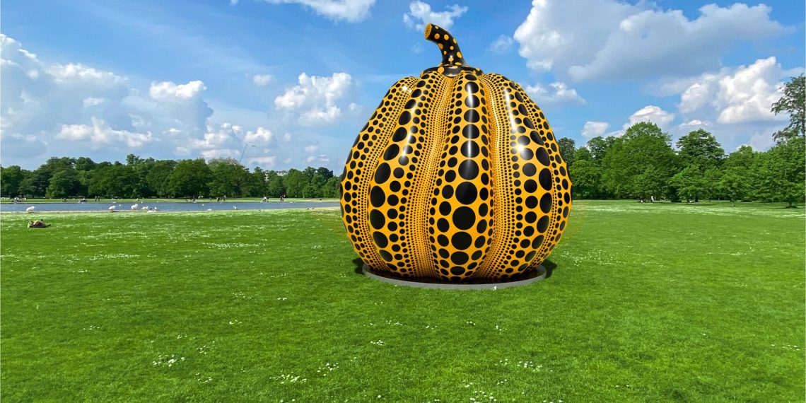 Das in den Kensington Gardens präsentierte Werk ist Kusamas bisher höchste Kürbisskulptur aus Bronze. Pumpkin (2024) wird prominent nahe des Round Pond aufgestellt. Digitales Rendering, 2024, © YAYOI KUSAMA, Courtesy Ota Fine Arts, Victoria Miro, und David Zwirner