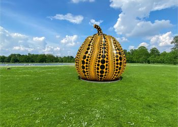 Das in den Kensington Gardens präsentierte Werk ist Kusamas bisher höchste Kürbisskulptur aus Bronze. Pumpkin (2024) wird prominent nahe des Round Pond aufgestellt. Digitales Rendering, 2024, © YAYOI KUSAMA, Courtesy Ota Fine Arts, Victoria Miro, und David Zwirner