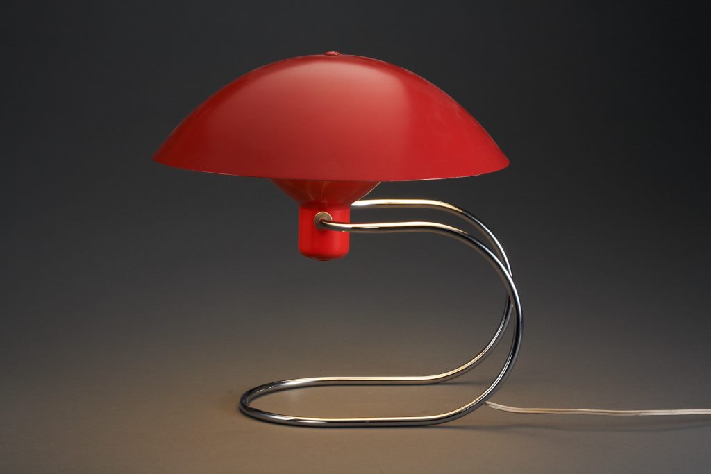 Greta von Nessens Anywhere Lamp aus Aluminium und Edelstahl entstand 1951 und wurde in die Sammlung des MOMA New York aufgenommen. Foto: VDM Andreas Jung