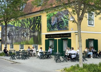 Das Fotofestival "La Gacilly Baden" lädt in den öffentlichen Raum und sucht angesichts der wachsenden Klimaproblematik, die Poesie der Schöpfung bewusst zu machen. Foto: Brent Stirton