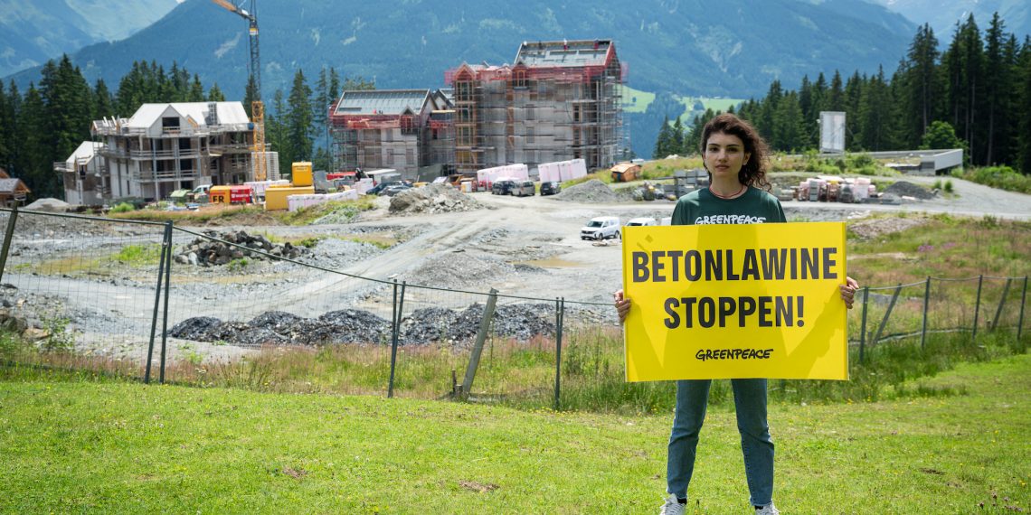 Das Luxus-Resort, wirbt auch mit seiner außergewöhnlichen Lage inmitten der unberührten Landschaft, und sorgt dabei für dessen Zerstörung Foto: Greenpeace/Mitja Kobal