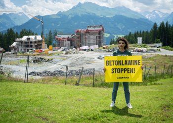 Das Luxus-Resort, wirbt auch mit seiner außergewöhnlichen Lage inmitten der unberührten Landschaft, und sorgt dabei für dessen Zerstörung Foto: Greenpeace/Mitja Kobal