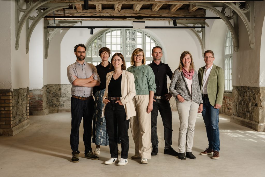 Das Team der Renowave Impact Days 2024: (v.l.n.r.) Patrick Lüftenegger (SIR), Iris Kaltenegger (Renowave.studio), Sarah Fuchs (Renowave.AT), Ulla Unzeitig (Renowave.AT), Gunther Graupner (ZAB Zukunftsagentur Bau), Inge Strassl (SIR), Werner Balika (Innovation Salzburg) Foto: Weissbild