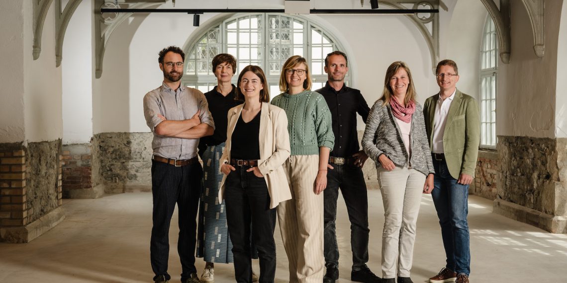 Das Team der Renowave Impact Days 2024: (v.l.n.r.) Patrick Lüftenegger (SIR), Iris Kaltenegger (Renowave.studio), Sarah Fuchs (Renowave.AT), Ulla Unzeitig (Renowave.AT), Gunther Graupner (ZAB Zukunftsagentur Bau), Inge Strassl (SIR), Werner Balika (Innovation Salzburg) Foto: Weissbild