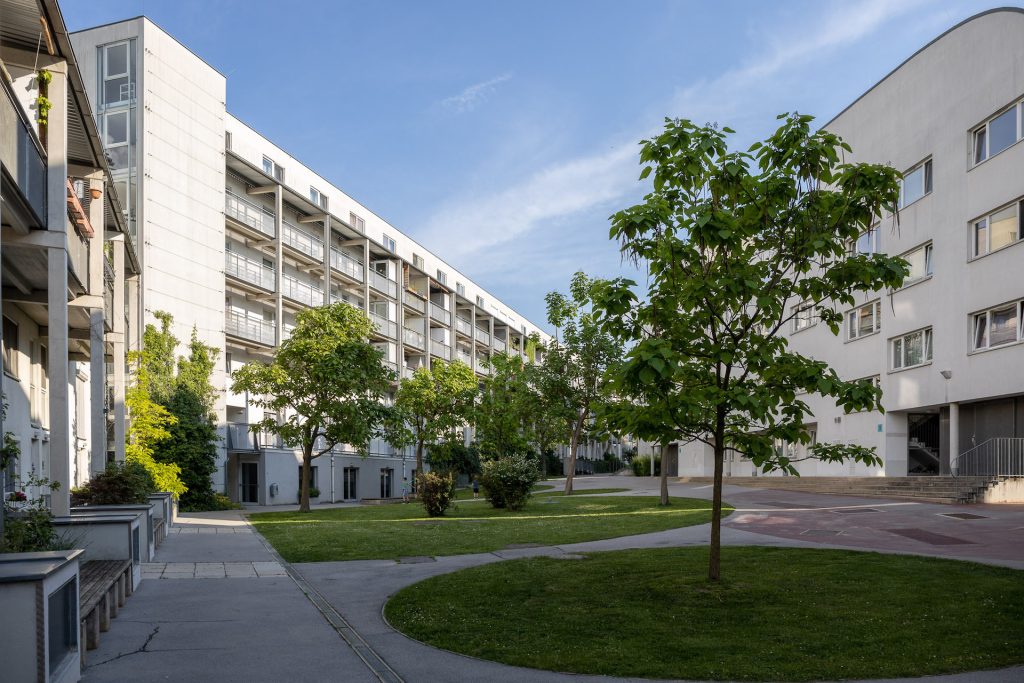 Eines der europaweit größten Beispiele frauengerechten Wohnens: Die Frauen-Werk-Stadt in Wien (1995-97), Architektur: Elsa Prochazka und Gisela Podreka Foto: DieterHenkel