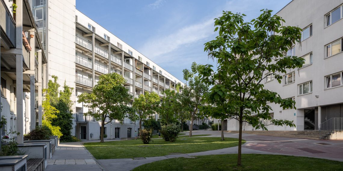 Eines der europaweit größten Beispiele frauengerechten Wohnens: Die Frauen-Werk-Stadt in Wien (1995-97), Architektur: Elsa Prochazka und Gisela Podreka Foto: DieterHenkel