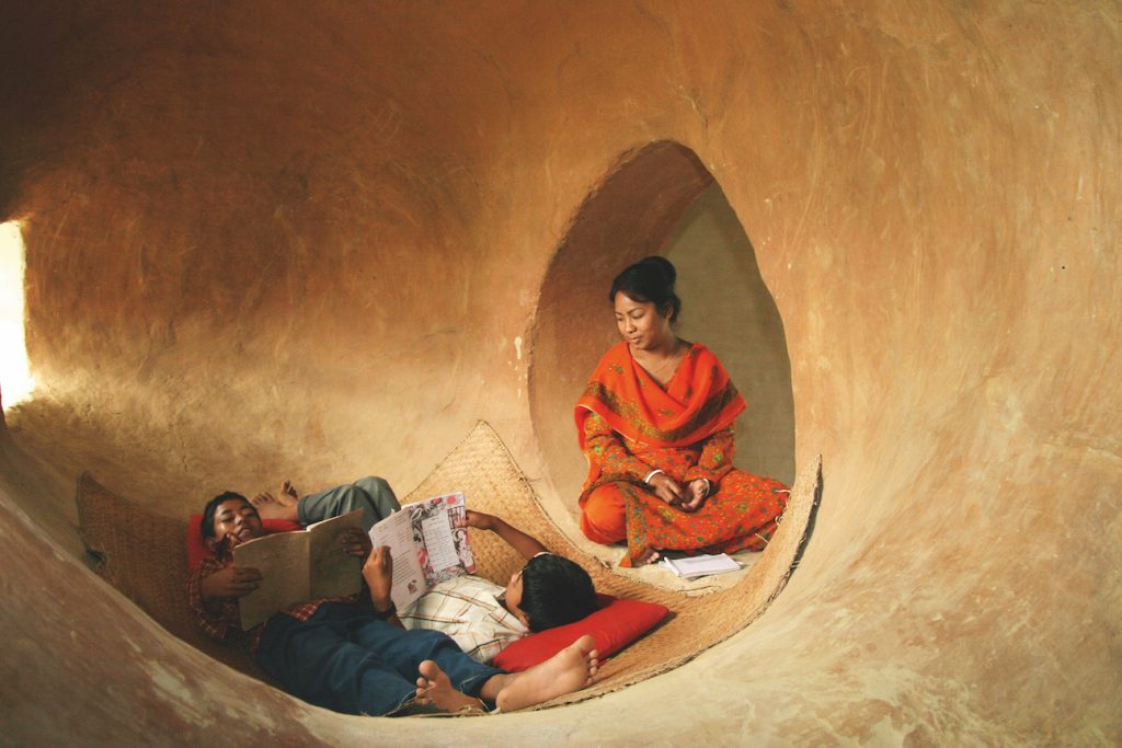 METI School Caves, METI School in Rudrapur im Norden von Bangladesh, Architektur: Anna Heringer Foto: Peter Bauerdick Courtesy Kulturhauptstadt Europas Bad Ischl Salzkammergut 2024