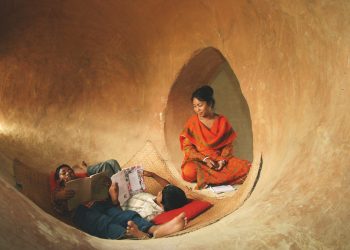 METI School Caves, METI School in Rudrapur im Norden von Bangladesh, Architektur: Anna Heringer Foto: Peter Bauerdick Courtesy Kulturhauptstadt Europas Bad Ischl Salzkammergut 2024